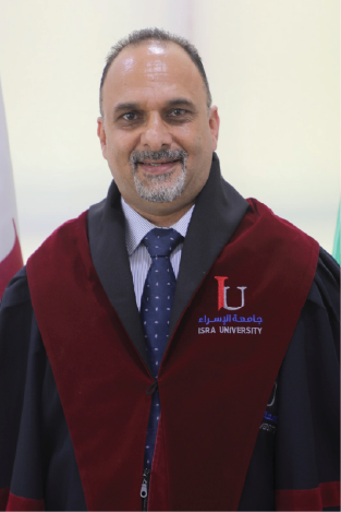 صورة رسمية لعضو هيئة تدريس أو طالب في جامعة إسراء، يرتدي زي التخرج ويقف أمام خلفية بيضاء، مع شعار الجامعة واضح على الزي.